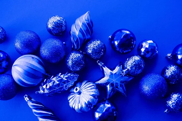 Fundo de Natal monocromático azul na moda. Brinquedo de Natal de bola Composição aberta. Cor do ano 2020 . — Fotografia de Stock