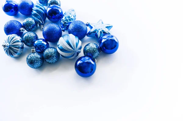 Fondo de Navidad azul de moda. Juguete de pelota Concepto monocromo mínimo . — Foto de Stock