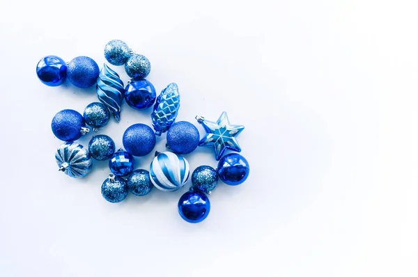 Fondo de Navidad azul de moda. Juguete de pelota Concepto monocromo mínimo . — Foto de Stock