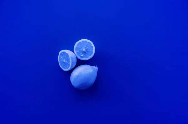 Moda azul monocromo limón Vitamina Color del año 2020 . — Foto de Stock