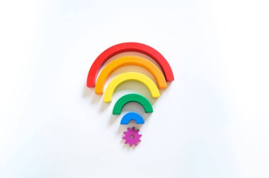 Montessori ahşap gökkuşağı malzemesi. Bir çocuk elleriyle bir oyuncakla oynar. Wi-Fi