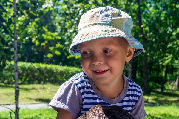 Pojken är glad sitter på halsen av sin pappa — Stockfoto