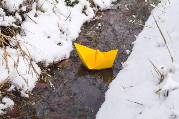 Origami-Papierboot schwimmt im Winter im Fluss — Stockfoto