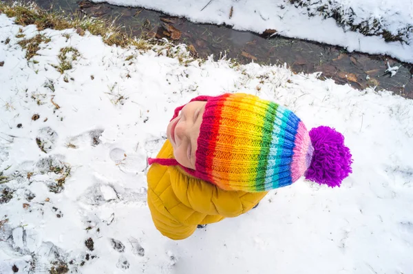 El niño se mete y juega afuera en el invierno. — Foto de Stock