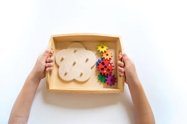 Montessori Getriebematerial. Hände eines Kindes spielen. — Stockfoto