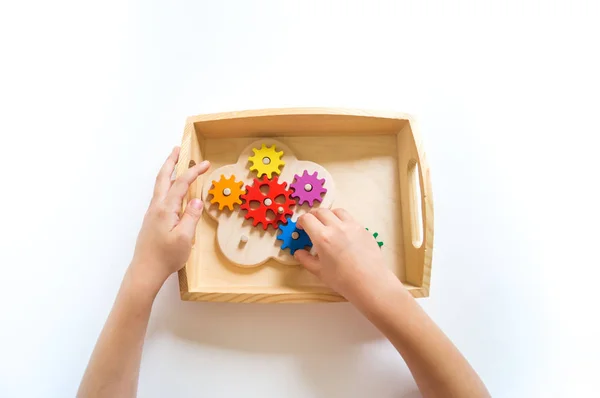 Montessori Getriebematerial. Hände eines Kindes spielen. — Stockfoto