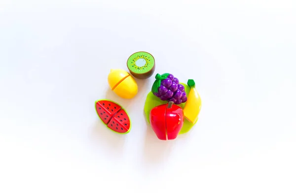Fruta de plástico para el juego. Jugando en la tienda de niños . — Foto de Stock