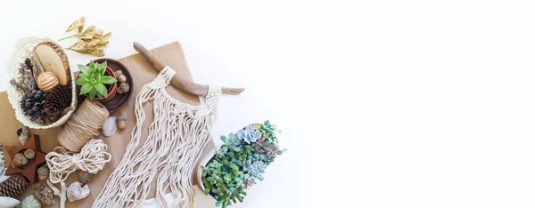 天然の綿の糸から織るマクラム。ホーム装飾ヴィンテージbohoスタイル. — ストック写真