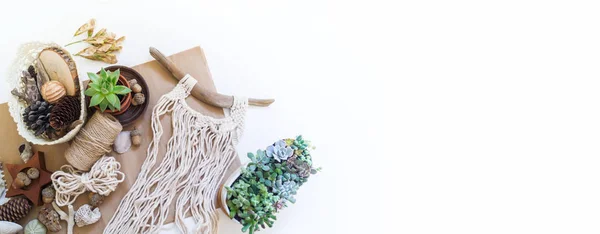 Tessitura Macrame da fili di cotone naturale. Arredo domestico stile boho vintage . — Foto Stock