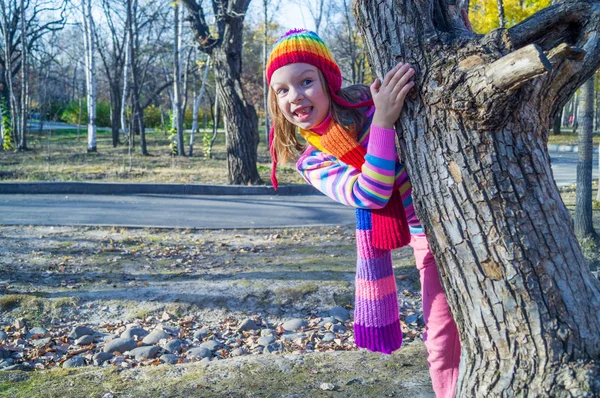 Životní styl. Veselá dívka v pleteném klobouku v parku. — Stock fotografie