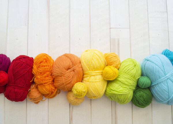 Пряжа для вязания радуги. Деревянный фон
.