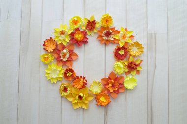 Kağıttan çiçekler. Beyaz arkaplan.