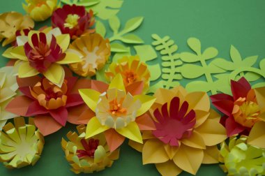 Çiçekler kağıttan yapılmış. Yeşil arka plan.
