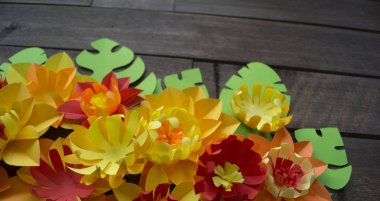 Kağıttan çiçekler. Ahşap arkaplan.