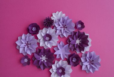 Kağıttan çiçekler. Pembe arkaplan.