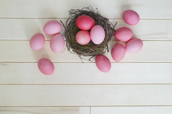 Easter holiday tulips and pink eggs. — Stockfoto