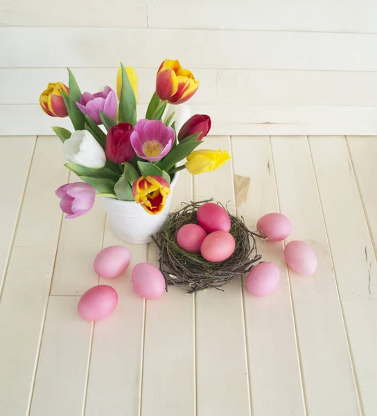 Velikonoční prázdninové tulipány a růžová vejce. — Stock fotografie
