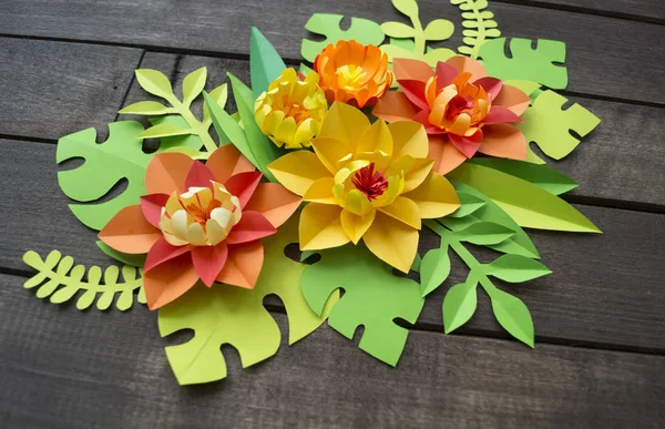 Flores feitas de papel. Fundo de madeira . — Fotografia de Stock