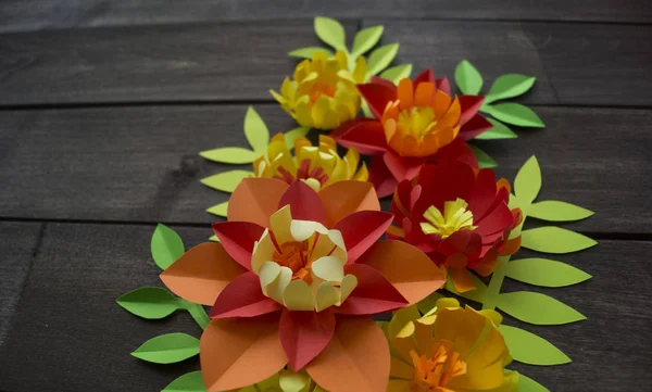 Fiori fatti di carta. Sfondo in legno . — Foto Stock