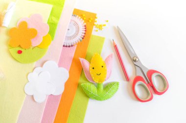 Keçeden yapılmış çiçek. Lale ve papatya. Paskalya bahar tatili