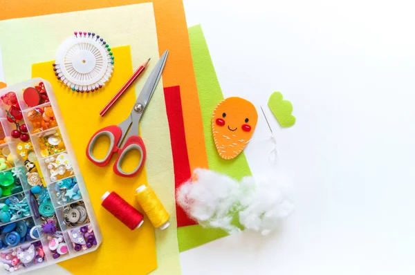 Carrot made of felt. Toy Easter holiday rabbit. Copy space — Stock Photo, Image