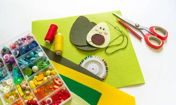 Cucire avocado dal feltro. Creatività dei bambini . — Foto Stock