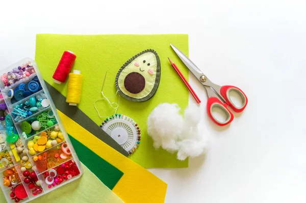 Coser aguacate de fieltro. Creatividad infantil . —  Fotos de Stock