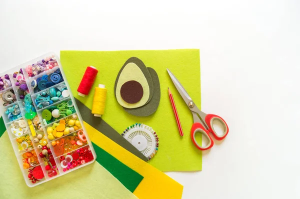 Cucire avocado dal feltro. Creatività dei bambini . — Foto Stock