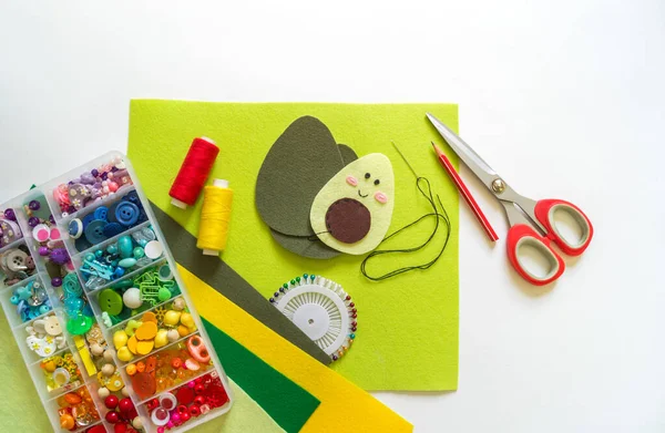 Шью авокадо из войлока. Детское творчество . — стоковое фото