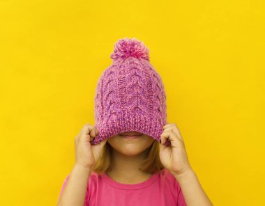 Yüzünü kapat, pembe şapkalı genç bayan.