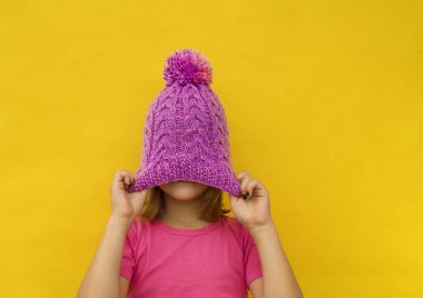 Yüzünü kapat, pembe şapkalı genç bayan.