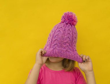 Yüzünü kapat, pembe şapkalı genç bayan.