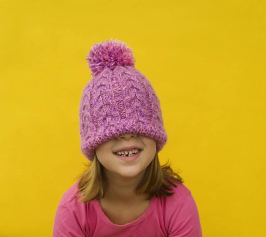 Yüzünü kapat, pembe şapkalı genç bayan.