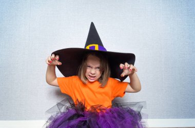 Çocuk Cadılar Bayramı 'nda eğleniyor.