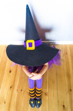 Çocuk Cadılar Bayramı 'nda eğleniyor.