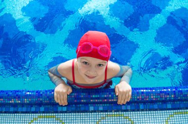 Mayolu kız sporda yüzüyor. En sevdiği hobi