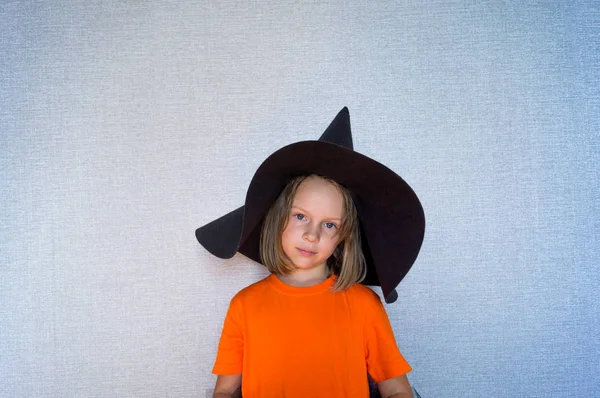 ハロウィーンのトリックや治療で楽しんでいる子供 — ストック写真