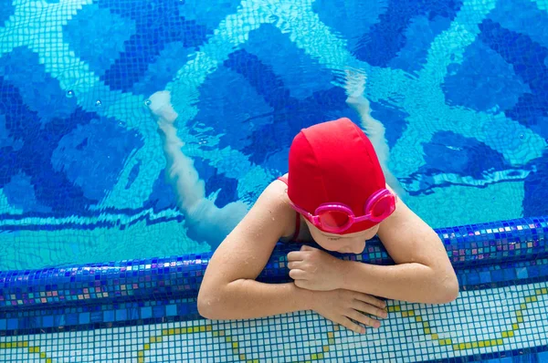 Mädchen im Badeanzug treibt Sport im Schwimmen. Lieblingshobby — Stockfoto