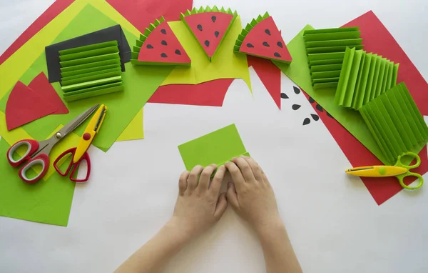 Früchte aus Bastelpapier. Kinderhände. — Stockfoto