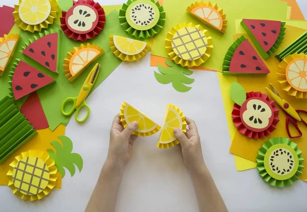 Frutta fatta di carta artigianale. Mani da bambini . — Foto Stock