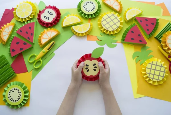 Fruta hecha de papel artesanal. Manos de niños . — Foto de Stock