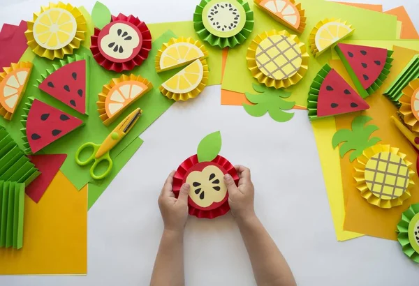 Frukt av hantverkspapper. Barnens händer. — Stockfoto