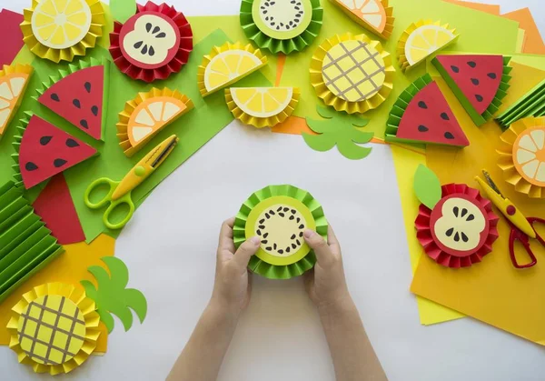 Fruta hecha de papel artesanal. Manos de niños . — Foto de Stock