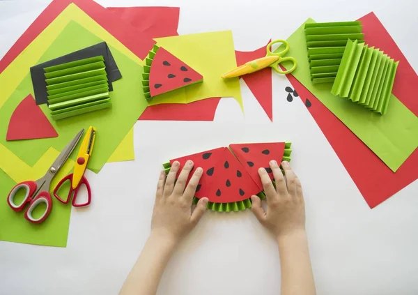 Frutta fatta di carta artigianale. Mani da bambini . — Foto Stock