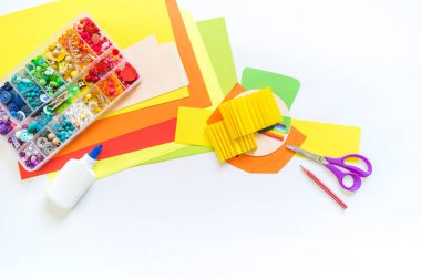 Leprikon kağıt işi. Aziz Patrick Günü 'nde. Dört yapraklı yonca yeşili. Yaratıcılık için malzeme. Çocukların yaratıcılığı