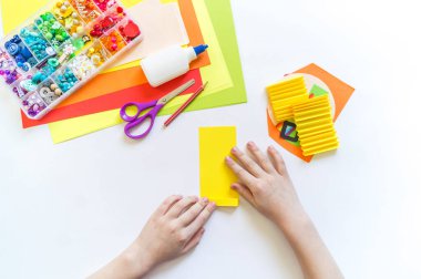 Leprikon kağıt işi. Aziz Patrick Günü 'nde. Dört yapraklı yonca yeşili. Yaratıcılık için malzeme. Çocukların yaratıcılığı