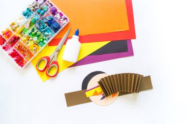 Kağıt ustası Hintli adam. Çocuklar için el işçiliği. Kızıl derili erkek oyuncağı