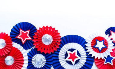 Bağımsızlık Günü kağıt sanatı. 4 Temmuz. Vatansever Amerika. Mavi ve kırmızı yıldızlar.