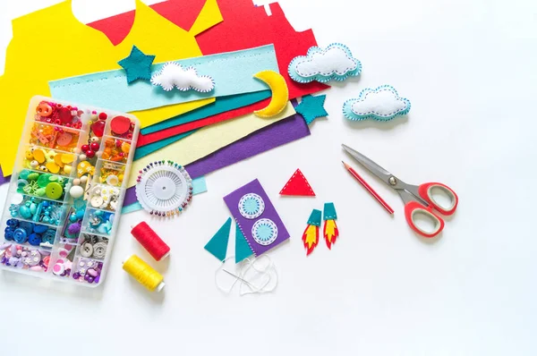 火箭工艺太空玩具 用毛毡做的促进儿童创造力的材料 — 图库照片