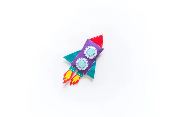 Raketová Vesmírná Hračka Vyrobeno Plsti Materiál Pro Dětskou Kreativitu — Stock fotografie